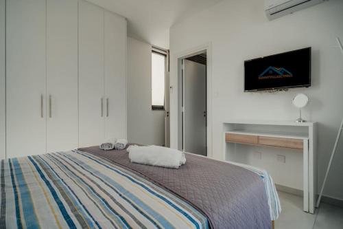 Ένα ή περισσότερα κρεβάτια σε δωμάτιο στο SunnyVillas 4BR New Villa Private Pool in Pernera