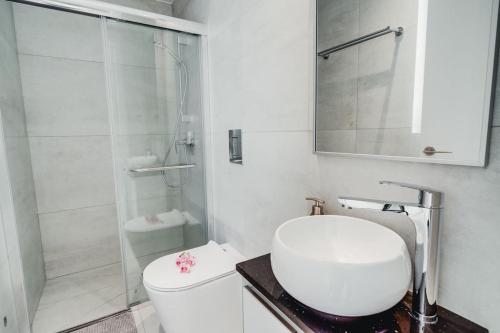 Ένα μπάνιο στο SunnyVillas 4BR New Villa Private Pool in Pernera