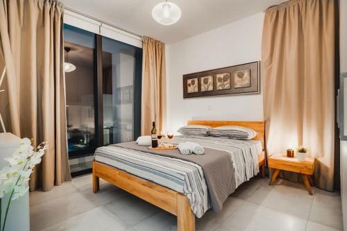 Ένα ή περισσότερα κρεβάτια σε δωμάτιο στο SunnyVillas 4BR New Villa Private Pool in Pernera