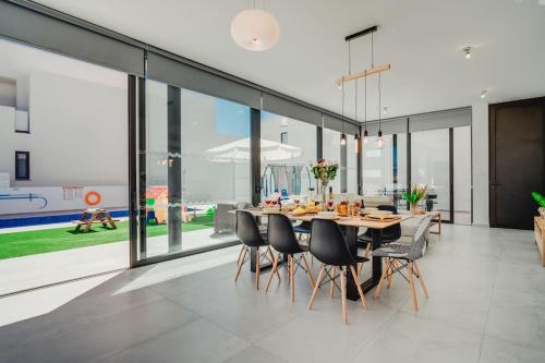 Πισίνα στο ή κοντά στο SunnyVillas 4BR New Villa Private Pool in Pernera