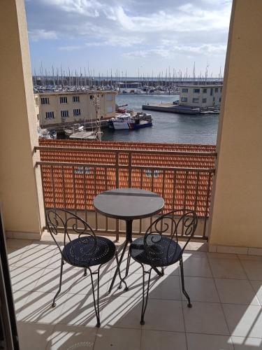 Studio Design vue Port 2 pas des Canaux + parking