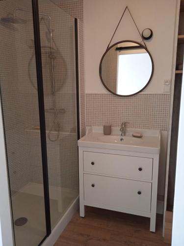 une salle de bain avec un lavabo et une douche avec un miroir dans l'établissement Studio Design vue Port 2 pas des Canaux + parking, à Sète