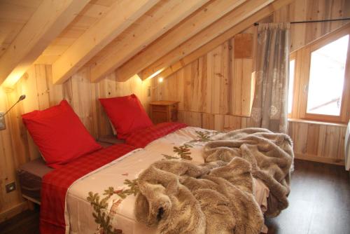 En eller flere senge i et værelse på Chalet Pomme de Pin