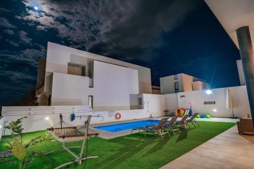 Πισίνα στο ή κοντά στο SunnyVillas 4BR New Villa Private Pool in Pernera