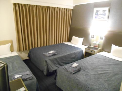 東京にあるGrand Central Hotel - Vacation STAY 19605vのベッド2台と窓が備わるホテルルームです。