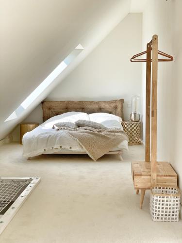 een slaapkamer met een bed op zolder bij SOLÉY in Sohland am Rotstein