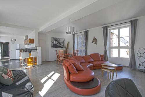 un salon avec un canapé et une table dans l'établissement La Promesse BAYEUX Free Car Park, à Bayeux