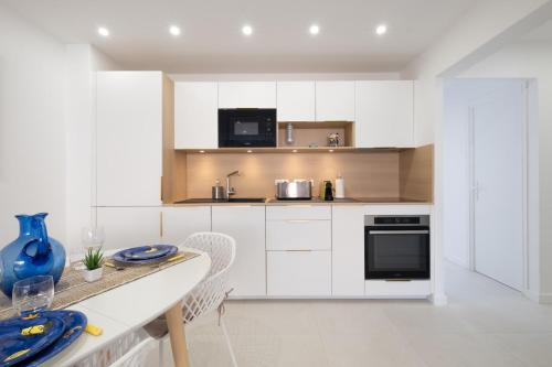 Stylish 2-Br Apartment Steps from the Croisette