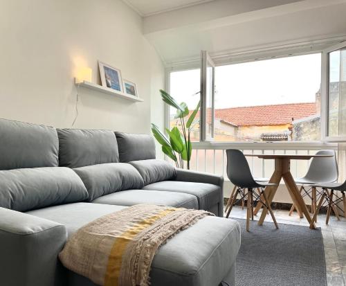 un soggiorno con divano e tavolo di Luxury apartment in center Cascais a Cascais