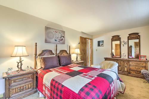 Postel nebo postele na pokoji v ubytování Haines Falls Getaway with Catskill Mtn Views!