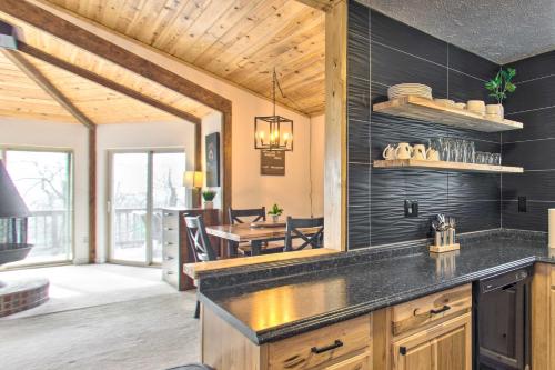 Gallery image of Rustic Getaway with Fireplace - Walk to Slopes! in Lyndhurst