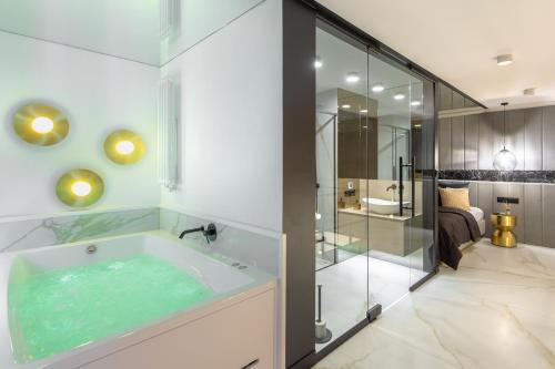 Ένα μπάνιο στο Super-Apartamenty VIP Jacuzzi II