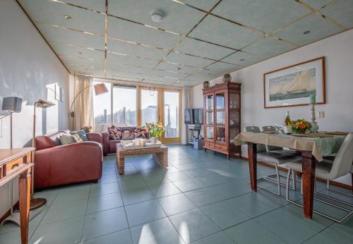 a living room with a couch and a table at Appartementen De Buteriggel in De Koog