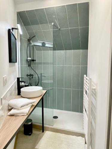 une salle de bain avec une douche, un lavabo et une baignoire dans l'établissement Émeraude Lumineux T3 au cœur du village, à 5 min des plages, à Saint-Méloir-des-Ondes