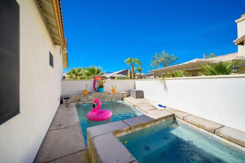 Villa with Private Pool and Jacuzzi Gameroom Walk to Festivals