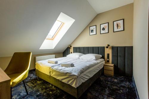 1 dormitorio con 1 cama y tragaluz en Motel Zodiak en Sucha