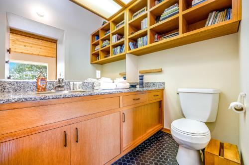 une salle de bains avec toilettes et lavabo dans l'établissement Madrone Cottage, à Sea Ranch