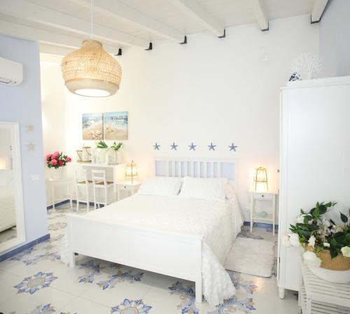 Postel nebo postele na pokoji v ubytování BLU MARE suite privata & apartment