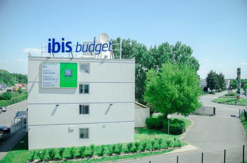 un edificio blanco con un cartel encima en ibis budget Aeroport le Bourget Garonor en Le Blanc-Mesnil