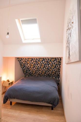 - une chambre avec un lit et une lucarne dans l'établissement F2 avec sauna, vue d'exception place de la mairie, à Beauvais