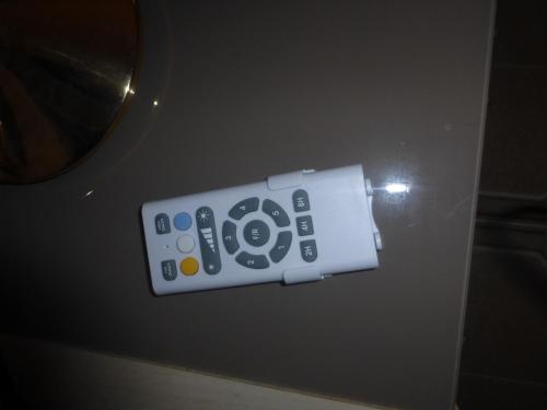 a remote control sitting on top of a box at Vacaciones tierra y mar Casa en el centro con patio y terraza in El Campello