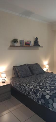 ein Schlafzimmer mit einem Bett mit zwei Lampen in der Unterkunft Casa Sensa in Albufeira