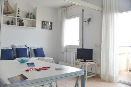 Televízia a/alebo spoločenská miestnosť v ubytovaní L'Escala Vista Mar