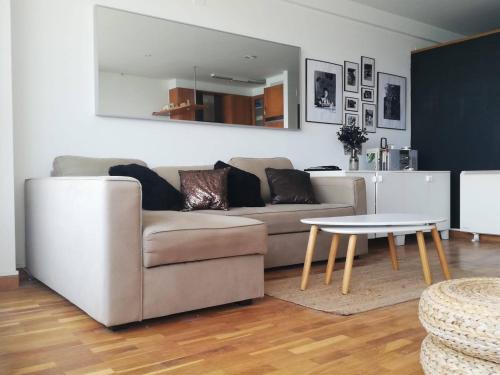 ein Wohnzimmer mit einem Sofa und einem Tisch in der Unterkunft Apartamento Sisargas in Malpica