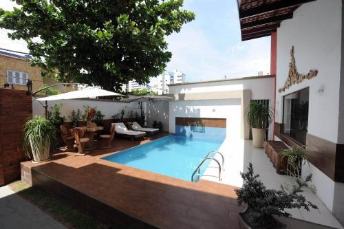 una piscina en el patio trasero de una casa en Portal Da Praia Hotel en Fortaleza