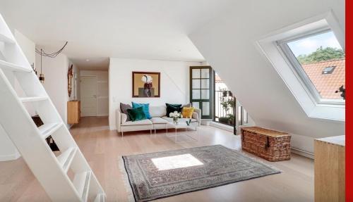 sala de estar blanca con sofá y ventana en ApartmentInCopenhagen Apartment 1481, en Copenhague