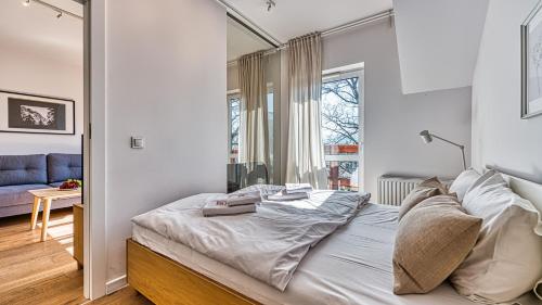 1 dormitorio con 1 cama grande y espejo en Apartament 54 Holiday Mountain Residence - 5D Apartamenty en Świeradów-Zdrój