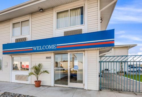 a welcome sign on the front of a building at Motel 6-Fort Wayne, IN in Fort Wayne