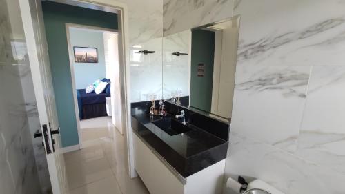 a bathroom with a black sink and a mirror at Minha Casa na Represa Riviera Santa Cristina II in Itaí