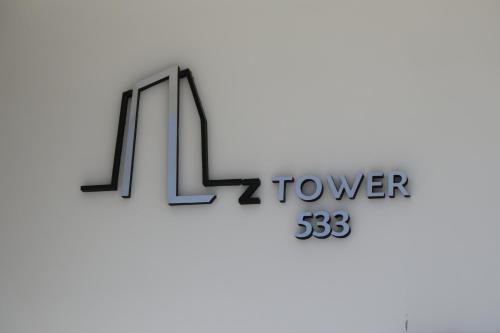 Una señal para la torre se dibuja en la sede de la empresa Isen Elsen en Z TOWER Centro y Playa en Puerto Madryn