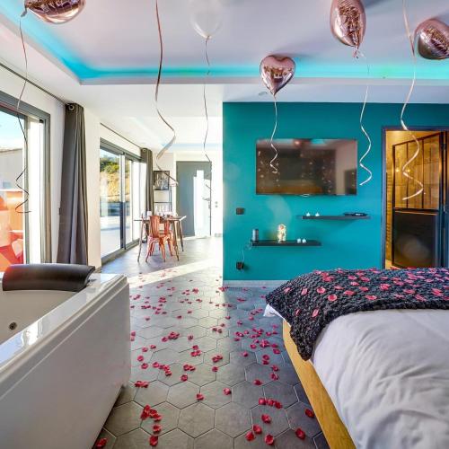 - une chambre avec un lit et des ballons suspendus au plafond dans l'établissement Les Hauts de Saint Jean - HDS Suite, à Martigues