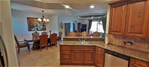une cuisine avec une table et une salle à manger dans l'établissement Bella Sirena 601-B -Stylish Condo in Oceanfront Resort, à Puerto Peñasco