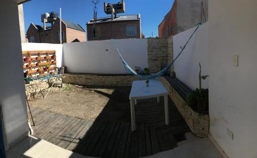 een patio met een hangmat aan een hek bij Leams in Playa Unión