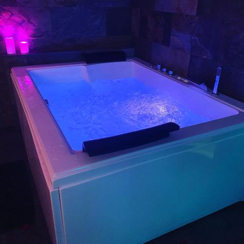 Cette chambre dispose d'une baignoire avec une lumière bleue. dans l'établissement Les Hauts de Saint Jean - HDS Suite, à Martigues