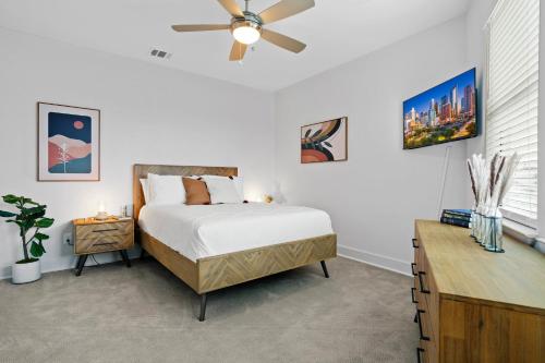 1 dormitorio con 1 cama y ventilador de techo en Central Luxury with Deck, Fire Pit, BBQ, Walkscore of 90, en Houston