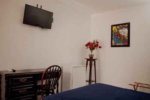 Televisyen dan/atau pusat hiburan di Suites Cervantes