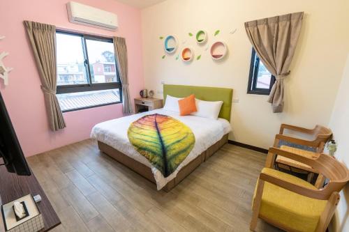 a bedroom with a bed with a colorful blanket at Ba Ba Xiao Wu 2 in Jinning