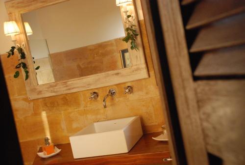 a bathroom with a sink and a mirror at Terra Dos Goitis - Chalés - Pipa in Pipa