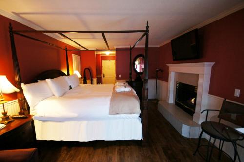 Кровать или кровати в номере South Thompson Inn & Conference Centre