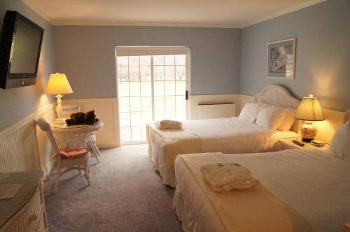 Кровать или кровати в номере South Thompson Inn & Conference Centre