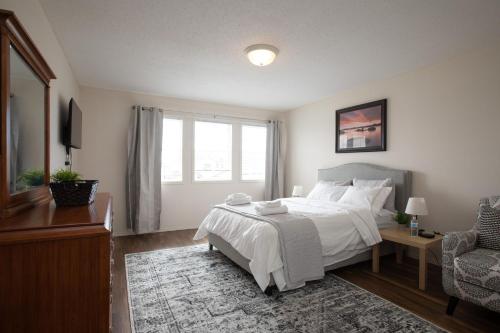 Кровать или кровати в номере Elegant Place Near University of Manitoba