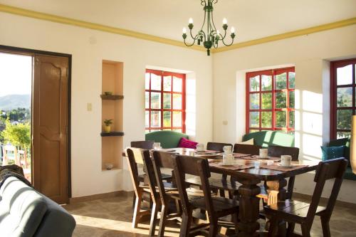 - une salle à manger avec une table et des chaises dans l'établissement Colina Verde, à Samaipata