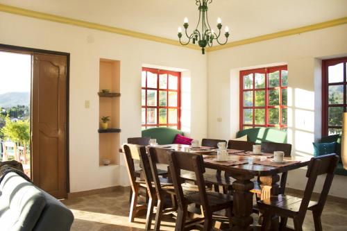a dining room with a table and chairs at Colina Verde in Samaipata