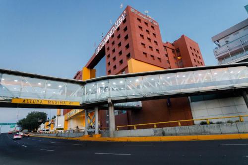 メキシコシティにあるカミノ レアル アエロプエルトの建物前の通り橋
