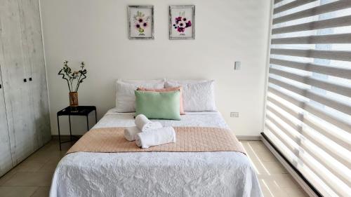 a bedroom with a bed with towels on it at Curitiba VIP Studio 21 in Temuco