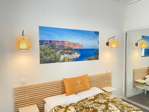 um quarto com uma cama com um quadro na parede em LE SEA SIDE - Ultra centre - Terrasse vue Mer - 4 personnes em Cassis